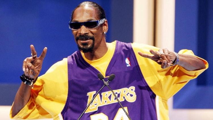 Rapper legendaris Amerika Serikat, Snoop Dogg punya cara tak biasa dalam merayakan gelar juara NBA 2019/20 yang diraih LA Lakers. - INDOSPORT