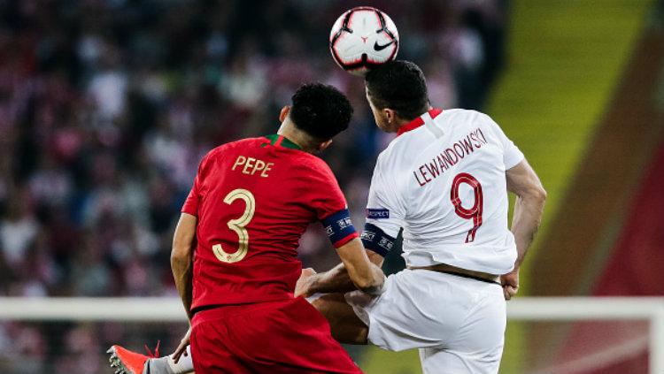 Duel Pepe vs Lewandowski. Copyright: INDOSPORT