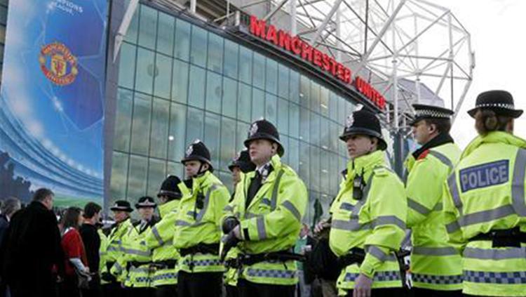 Polisi berjaga di luar stadion Old Trafford, markas Man United. Copyright: The Indipendent