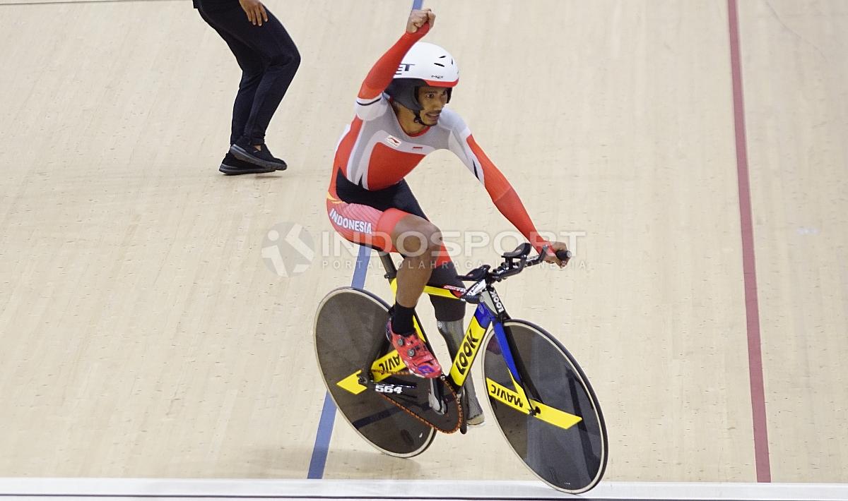 Selebrasi  atlet Para Cycling Indonesia, M. Fadli Immamuddin usai mengalahkan atlet Malaysia, Mohd Najib pada babak final Men's Individual Pursuit 4000M di Jakarta International Velodrome, Jumat (12/10/18). M. Fadli berhak atas raihan medali emas.