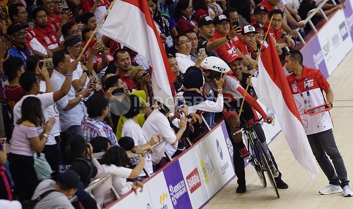 Atlet Para Cycling Indonesia, M. Fadli Immamuddin mendapat kecupan hangat dari istri dan anaknya usai mengalahkan atlet Malaysia, Mohd Najib pada babak final Men's Individual Pursuit 4000M di Jakarta International Velodrome, Jumat (12/10/18). M. Fadli ber