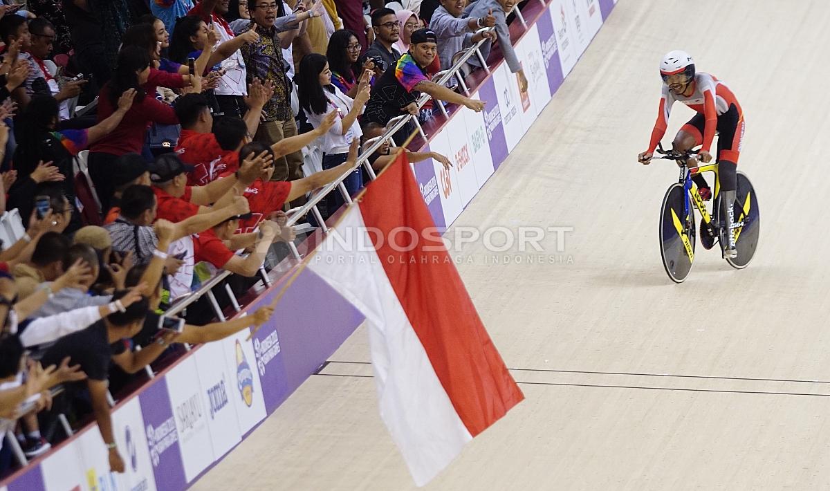 Atlet Para Cycling Indonesia, M. Fadli Immamuddin mendapat pelukan dari penonton usai mengalahkan atlet Malaysia, Mohd Najib pada babak final Men's Individual Pursuit 4000M di Jakarta International Velodrome, Jumat (12/10/18). M. Fadli berhak atas raihan