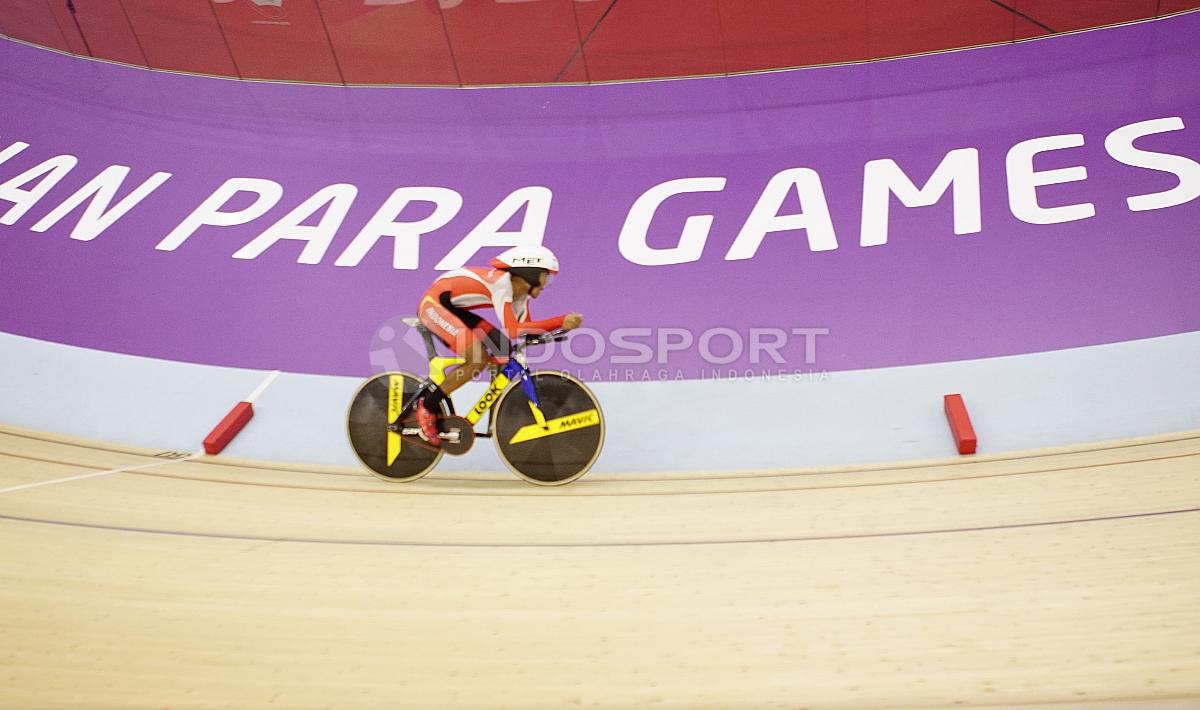 Aksi atlet Para Cycling Indonesia, M. Fadli Immamuddin pada babak final Men's Individual Pursuit 4000M di Jakarta International Velodrome, Jumat (12/10/18). M. Fadli berhak atas raihan medali emas.