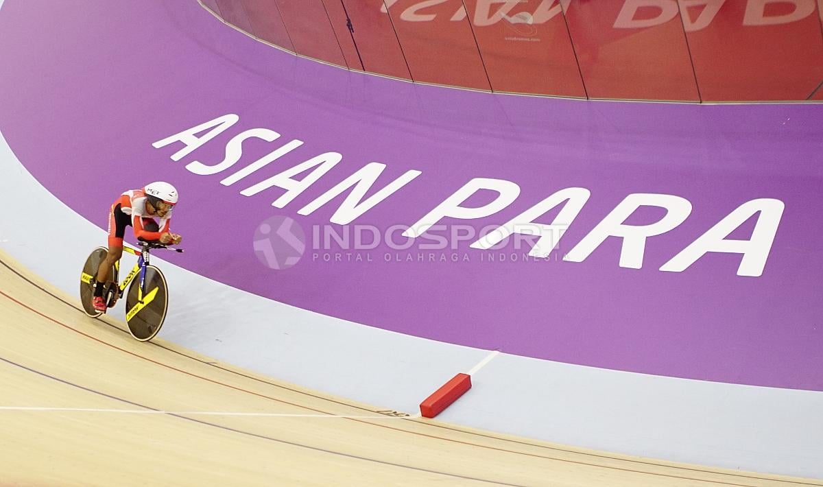 Aksi atlet Para Cycling Indonesia, M. Fadli Immamuddin pada babak final Men's Individual Pursuit 4000M di Jakarta International Velodrome, Jumat (12/10/18). M. Fadli berhak atas raihan medali emas.