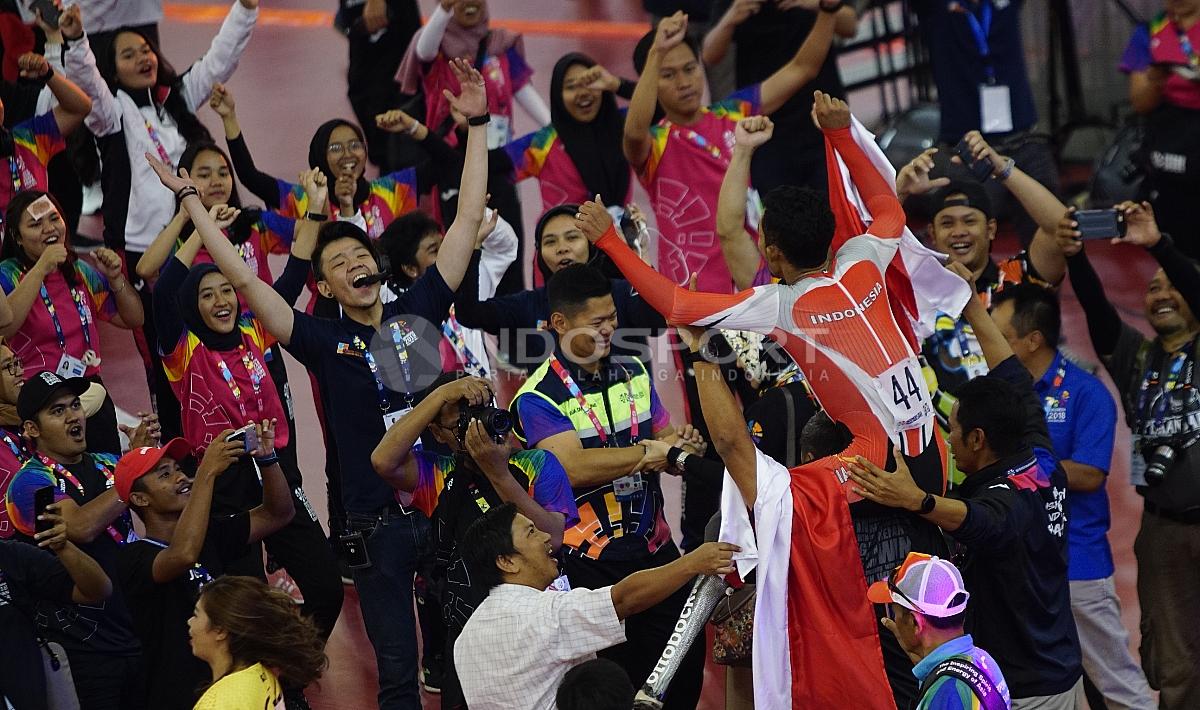 Kegembiraan atlet Para Cycling Indonesia, M. Fadli Immamuddin bersama para volunter, suporter, dan ketua Inapgoc Raja Sapta Oktohari merayakan keberhasilan M. Fadli mengalahkan atlet Malaysia, Mohd Najib pada babak final Men's Individual Pursuit 4000M di