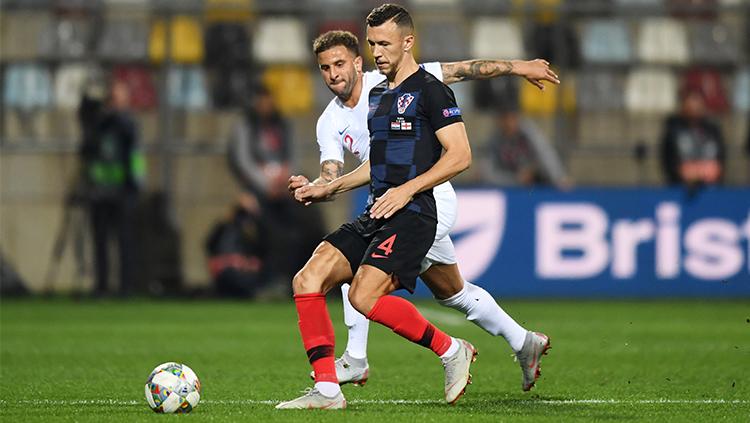 Ivan Perisic dijaga ketat Kyle Walker. Copyright: INDOSPORT