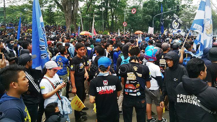 Ribuan Bobotoh menggelar aksi di depan Gedung Sate, Jalan Diponogoro, Kota Bandung, Sabtu (13/10/2018).