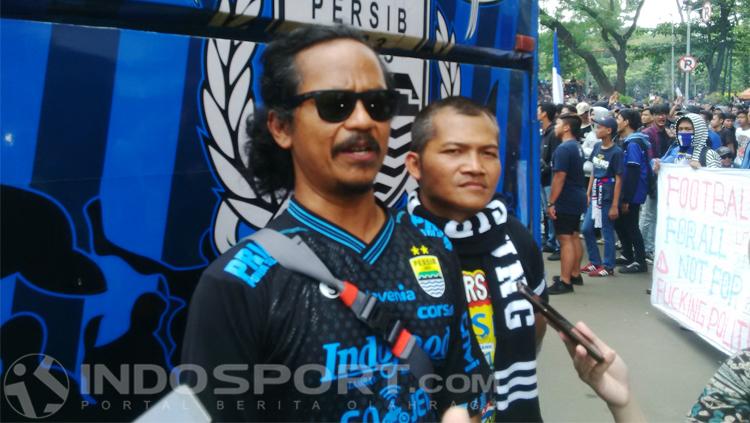 Ketua Viking Persib Club (VPC), Herru Djoko‎ di depan Gedung Sate, Kota Bandung, Sabtu (13/10/2018).