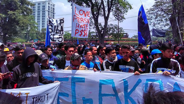 Ribuan orang yang tergabung dari berbagai elemen Bobotoh menggelar aksi bertajuk di depan Gedung Jalan Diponogoro, Kota Bandung pada beberapa hari kemarin.