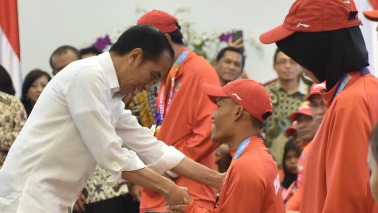 Presiden Joko Widodo memberikan apresiasi kepada atlet-atlet Asian Para Games 2018. - INDOSPORT
