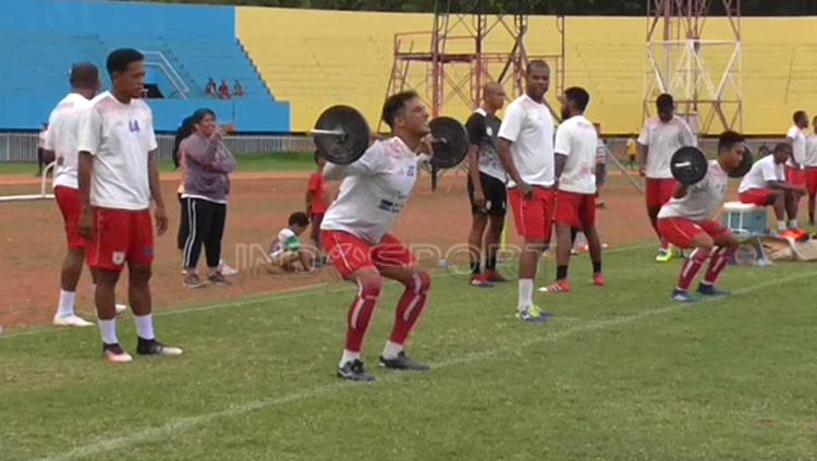 Para Pemain Persipura Jayapura saat menjalani sesi latihan di Stadion Mandala . Copyright: Sudjarwo/INDOSPORT