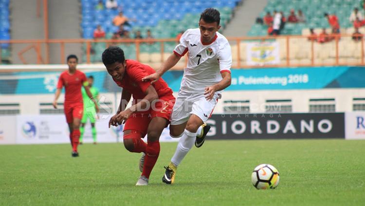 Duel antara pemain Timnas Indonesia U-19 vs Timnas Yordania U-19.
