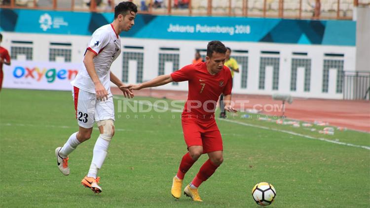 Aksi megabintang Timnas Indonesia U-19, Egy Maulana Vikri (kanan) saat melawan pemain Timnas Yordania U-19.