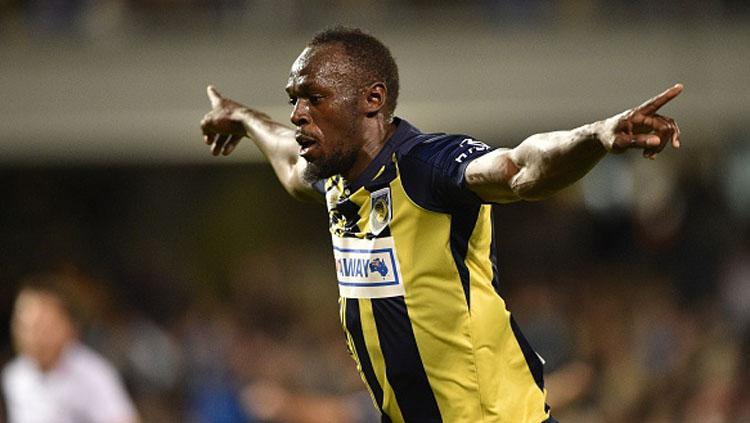 Selebrasi Usain Bolt usai mencetak gol.
