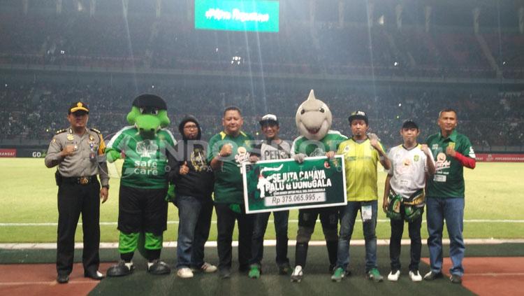Sumbangan dari Bonek, suporter Persebaya Surabaya untuk korban gempa Palu dan Donggala.