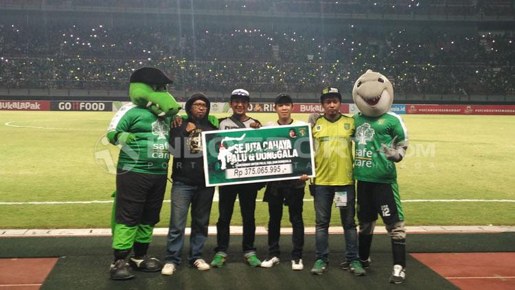 Sumbangan dari Bonek, suporter Persebaya Surabaya untuk korban gempa Palu dan Donggala.