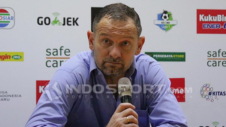 Dejan Antonic dan Nadeo Arga Winata saat konfrensi pers pasca laga kontra Persebaya Surabaya.