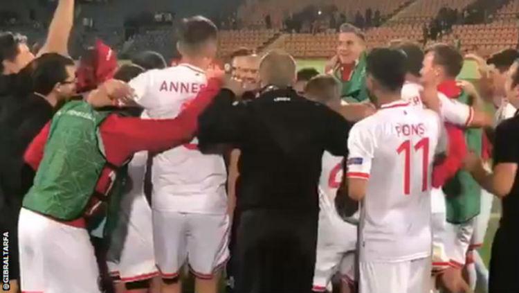 Selebrasi para pemain Gibraltar usai raih kemenangan atas Armenia.