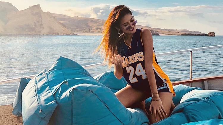 Foto menantang Maria Selena di salah satu pantai dengan mengenakan kaos Los Angeles Lakers.