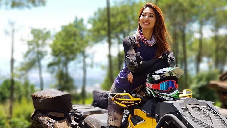 Wajah cantik Maria Selena saat mengendarai ATV.