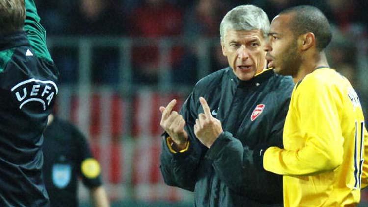 Arsene Wenger dan Thierry Henry saat masih bekerja sama di Arsenal. Copyright: INDOSPORT