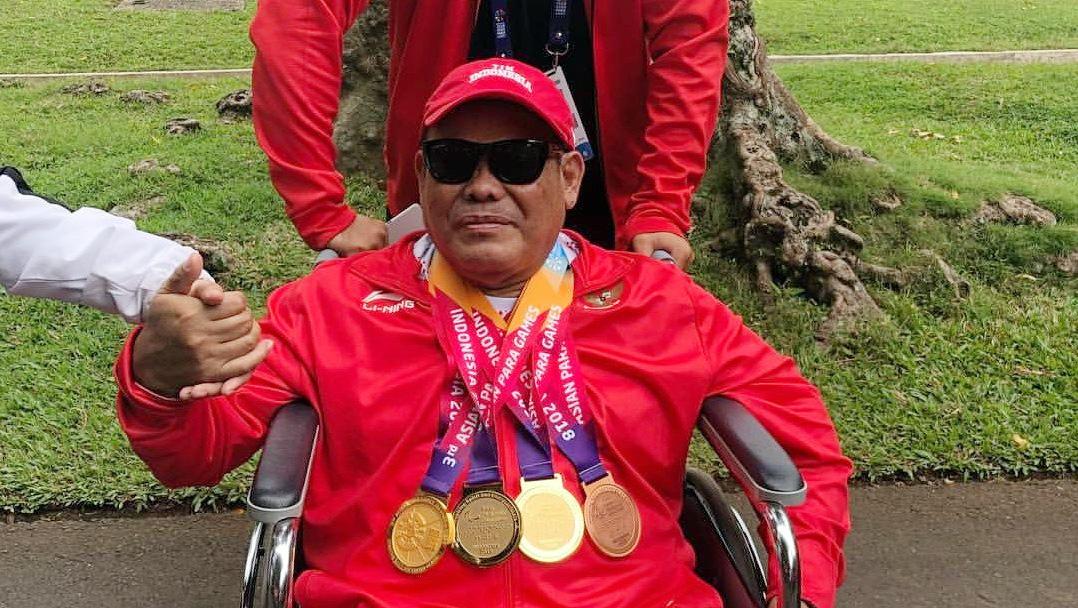 Edy Suryanto, pecatur tuna netra peraih tiga medali emas dan satu perunggu di ajang Asian Para Games 2018 seusai menerima bonus dari Presiden Joko Widodo di Istana Kepresidenan Bogor, Jawa Barat, 13 Oktober 2018. - INDOSPORT