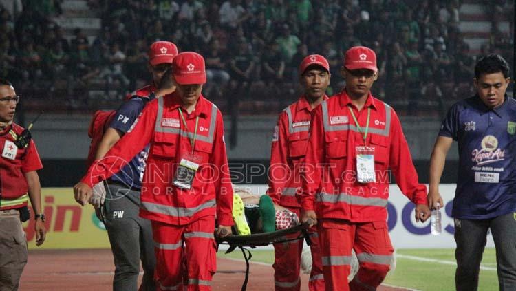 Robertino Pugliara saat ditandu keluar lapangan.