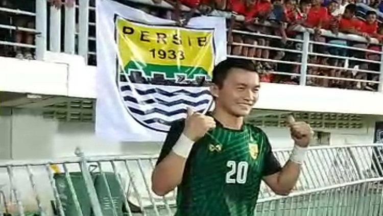 Kosin Sinthaweechai menghampiri Bobotoh usai menang atas Trinidad & Tobago (14/10/18) Copyright: Twitter/@ThaiFootballs