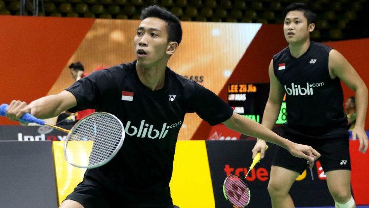 Peraih medali perunggu SEA Games 2019, Ade Yusuf Santoso mendapat wejangan dari Mohammad Ahsan/Hendra Setiawan setelah memutuskan mundur dari pelatnas. - INDOSPORT