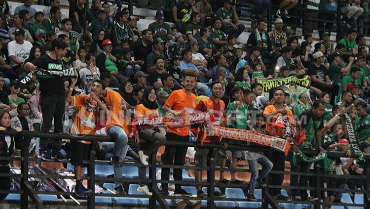 Bonek dan Pusamania berbaur dalam satu tribun saat laga Persebaya Surabaya vs Borneo FC. Copyright: Fitra Herdian/INDOSPORT