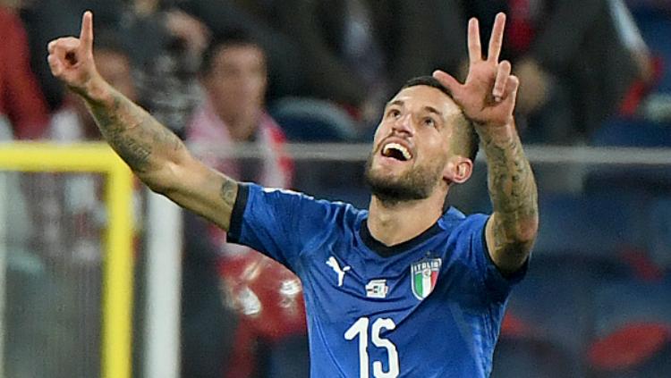 Cristiano Biraghi selebrasi usai mencetak gol di laga Polandia vs Italia.