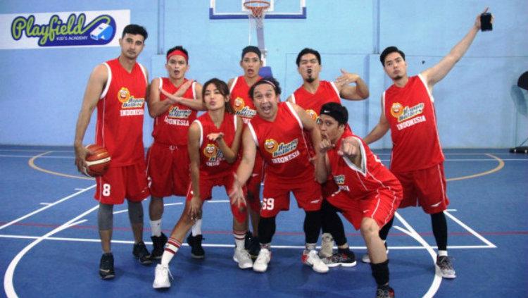 Augie Fantinus bersama klub basket artis Happy Baller. Copyright: Istimewa