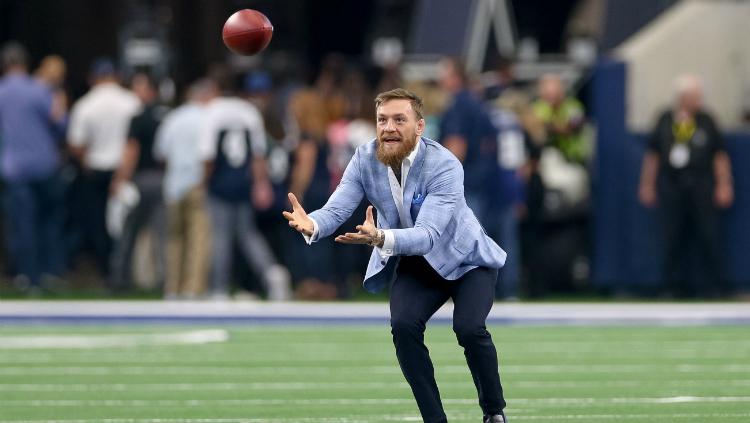 Conor McGregor memainkan permainan rugby.