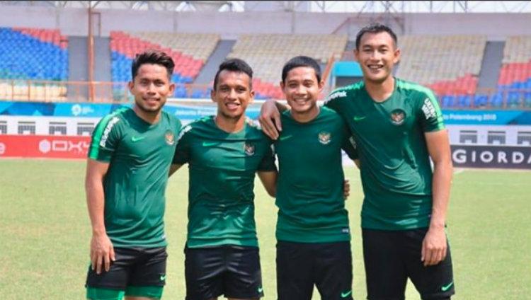 Andik Vermansah, Irfan Jaya, Evan Dimas, dan Hansamu Yama saat latihan bersama Timnas Indonesia jelang melawan Hong Kong. Copyright: Instagram/@irfanjayaij41