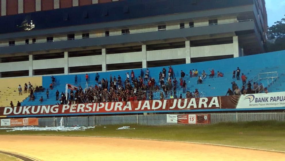 Laga Persipura vs Persib, Viking Papua Hadir Tanpa Atribut. Copyright: Djarwo Bigreds/Indosport.com