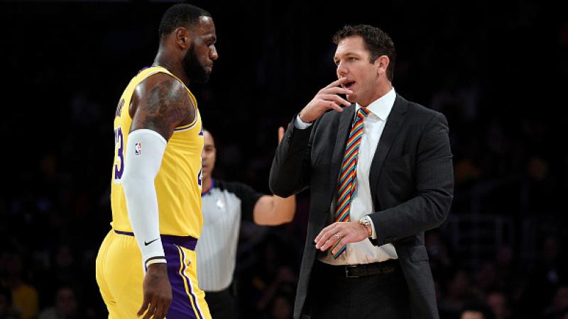 LeBron James dan Luke Walton Copyright: INDOSPORT