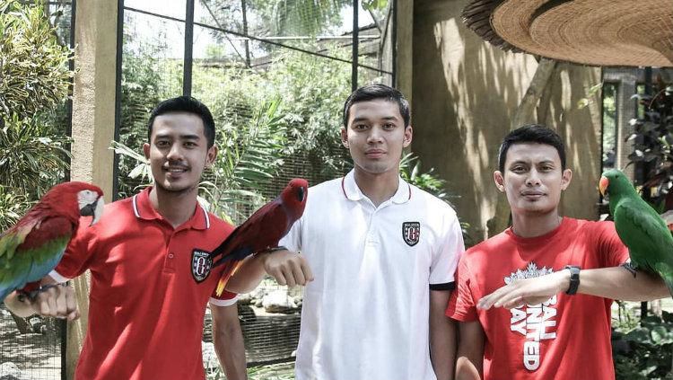 Tiga pemain Bali United, Dias nagga, Taufik Hidayaat dan Mochammad Diky bercengkrama dengan burung di kebun binatang Bali. Copyright: instagram/BaliUtd
