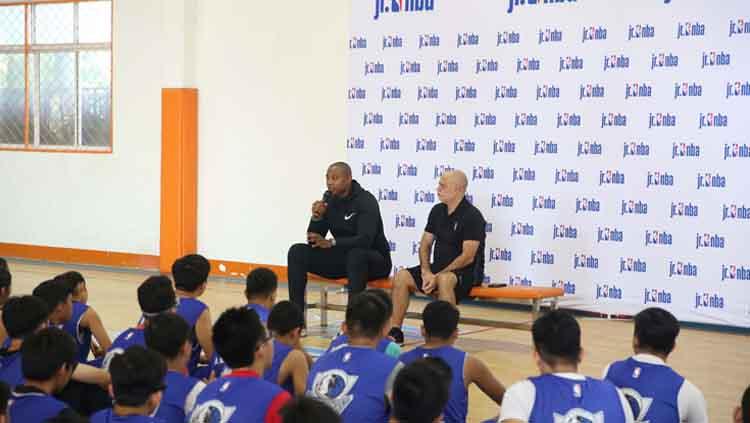 Para peserta JR. NBA Indonesia tengah mendengarkan arahan dari tim kepelatihan. Copyright: JR. NBA Indonesia