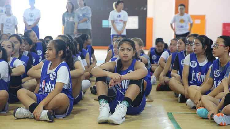 Para peserta Jr. NBA Indonesia saat sedang menyaksikan pertandingan di NBA langsung. Copyright: JR. NBA Indonesia