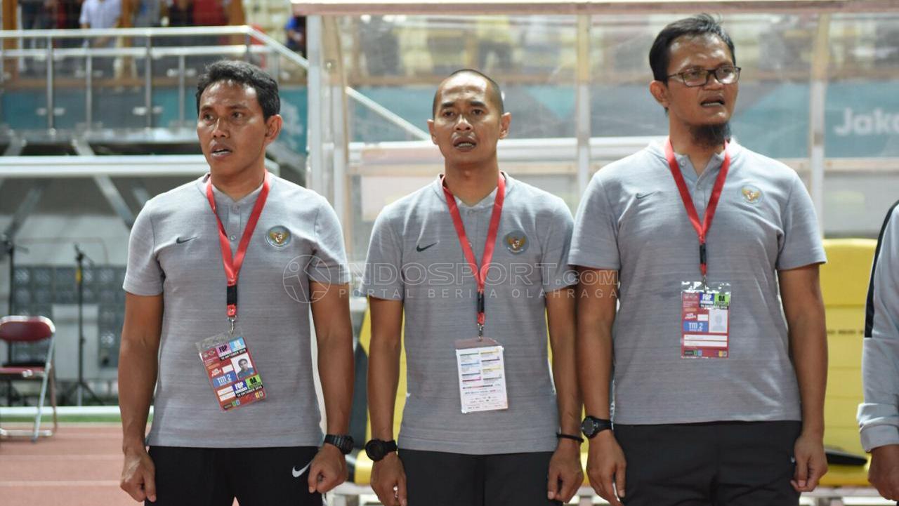 Bima Sakti (kiri) baru saja diresmikan sebagai pelatih Timnas Indonesia di Piala AFF 2018.