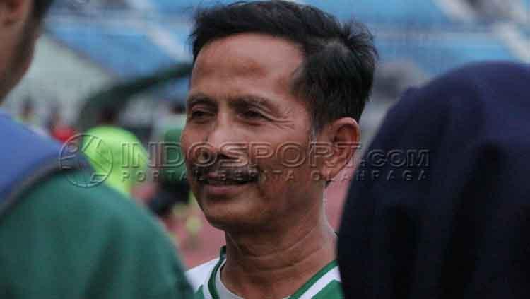 Pelatih Persebaya, Djanur ketika ditemui awak media. Copyright: Fitra Herdian/INDOSPORT