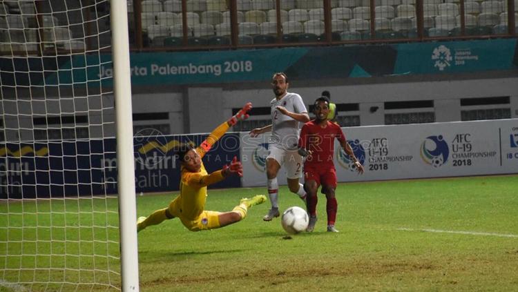 Irfan Jaya melancarkan tendangan ke gawang Hong Kong. Bola gagal bersarang di gawang Hong Kong. Copyright: Herry Ibrahim/INDOSPORT