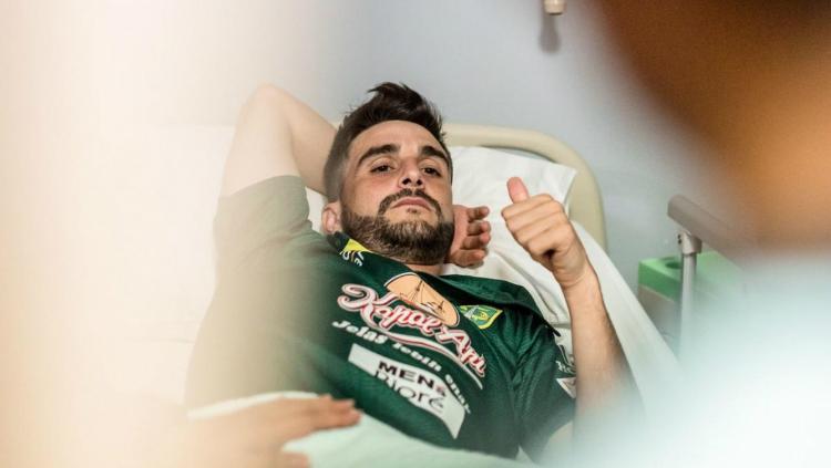 Kondisi terbaru Robertino Pugliara usai jalani operasi tulang betis, Selasa (18/10/18).