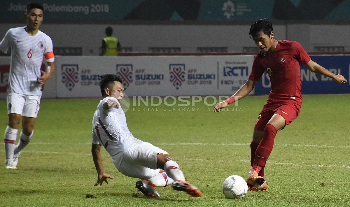 Septian David Maulana (kanan) mencoba melewati hadangan pemain belakang Hongkong