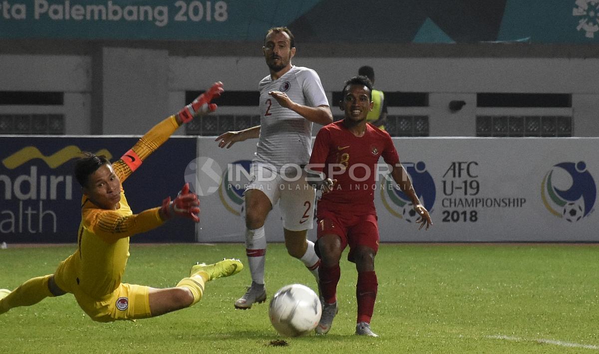 Peluang emas Irfan Jaya (tengah) di depan gawang Hongkong yang gagal menjadi gol