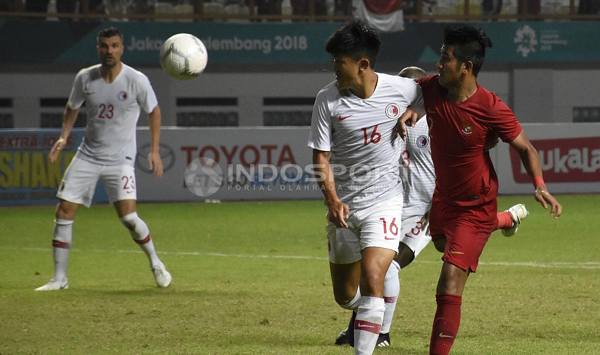 I Putu Gede (kanan) mencoba menyundul bola di depan gawang Hongkong