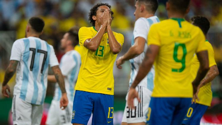 Marquinhos usai gagal memaksimalkan peluang di laga Argentina vs Brasil. Copyright: twitter.com/Roromeo_MUFC10