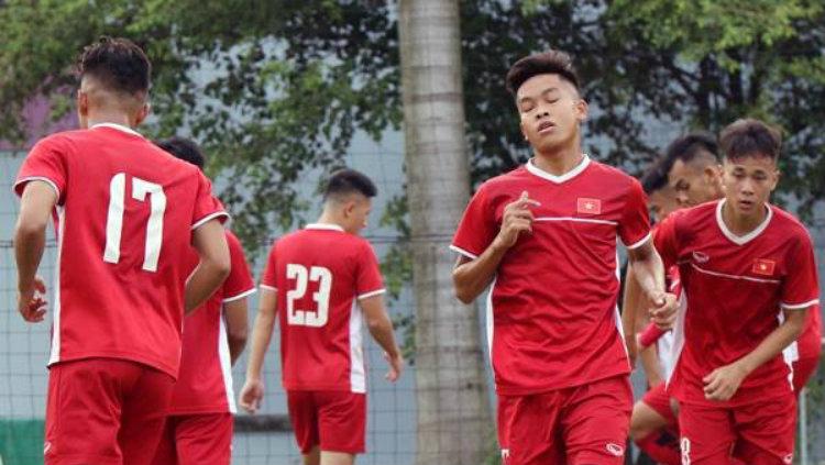 Pemain Vietnam U-19 berlatih di Bekasi jelang Piala AFC U-19 2018. Copyright: bongda