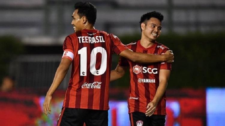 Indosport - Dua bintang Thailand, Teerasil Dangda dan Theerathon Bunmathan.