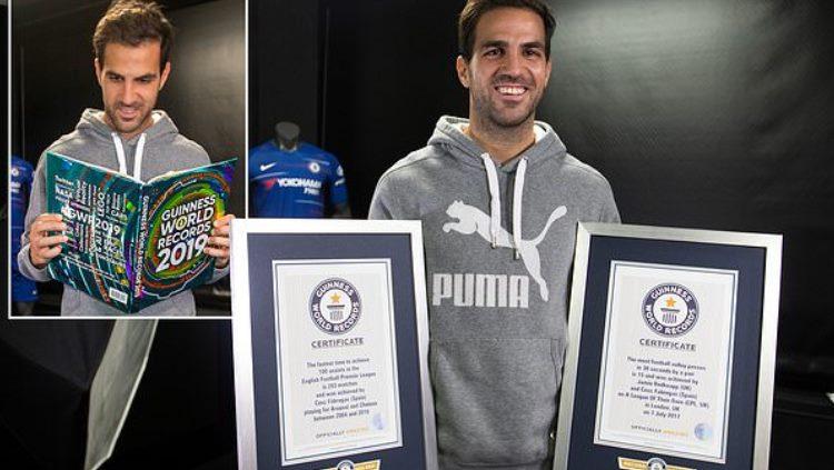 Cesc Fabregas berpose dengan buku dan sertifikat Guinness World Records 2019.